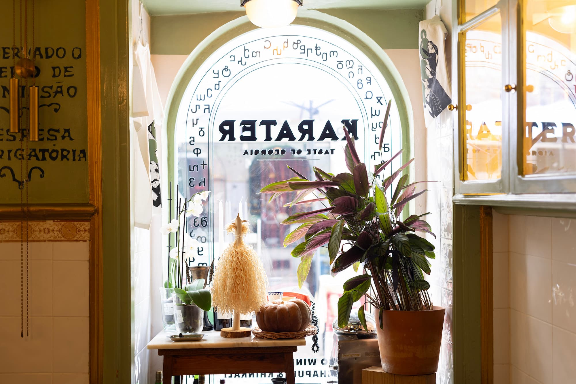 Interior do restaurante georgiano Karater, no Bairro Alto
